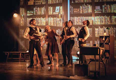 Des danseurs en costume s'élancent devant une immense bibliothèque